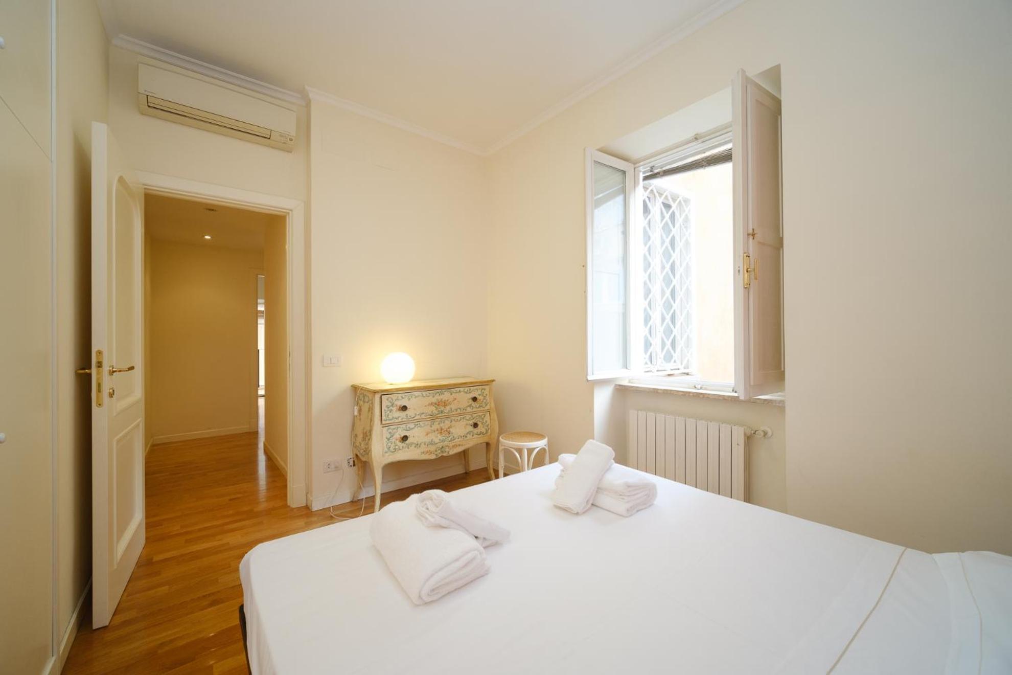 Apartment Elisa's Trevi Fountain Buddyrent